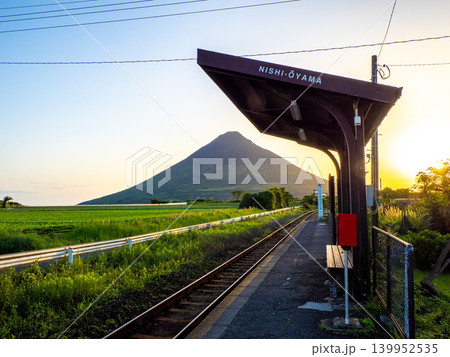 開聞岳と西大山駅（鹿児島県指宿市） 139952535