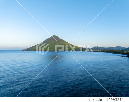 長崎鼻から見る開聞岳（鹿児島県指宿市） 139952544