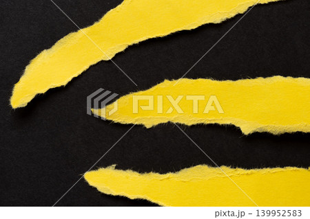 黒背景に破れた黄色の画用紙 139952583