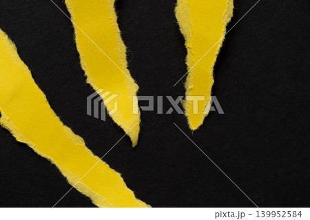 黒背景に破れた黄色の画用紙 139952584