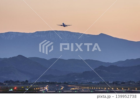夕暮れの仙台空港 離陸した飛行機と蔵王連峰 宮城県名取市 夕暮れの仙台空港 離陸した飛行機と蔵王連峰 宮城県名取市 139952738