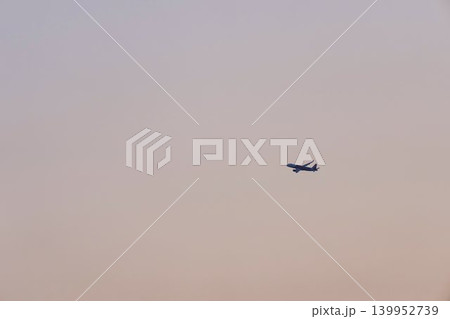 夕暮れの仙台空港　離陸した飛行機　宮城県名取市 139952739