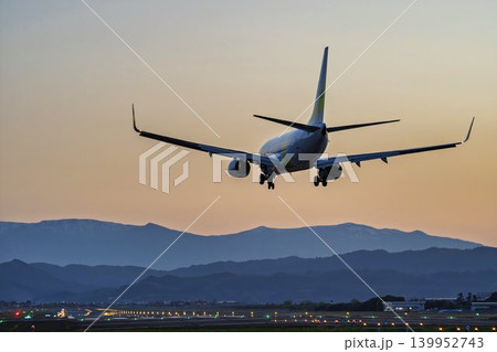 夕暮れの仙台空港 着陸中の飛行機と蔵王連峰 宮城県名取市 夕暮れの仙台空港 着陸中の飛行機と蔵王連峰 宮城県名取市 139952743