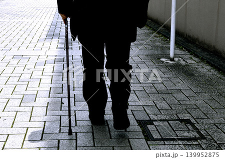 日本の横浜都市景観日陰を歩く杖の高齢男性。明暗分ける人生とは… 日本の横浜都市景観日陰を歩く杖の高齢男性。明暗分ける人生とは… 139952875
