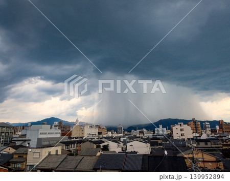 ゲリラ豪雨の街並み 写真 sudden downpour city 139952894
