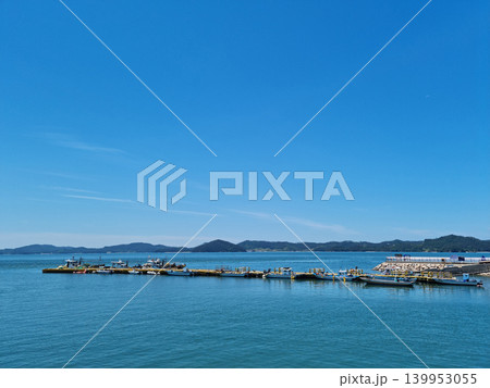 This is the sea where fishing boats are anchored. This is the sea where fishing boats are anchored. 139953055