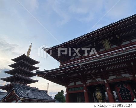 夕暮れの浅草寺 宝蔵門と五重塔 東京・浅草の美しい景観 139953124