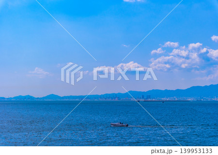 舞洲から見た大阪湾の風景と巡視艇 139953133