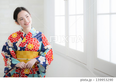 浴衣で鞄を持ってお出かけする和装の女性のアパレルイメージ 浴衣で鞄を持ってお出かけする和装の女性のアパレルイメージ 139953290
