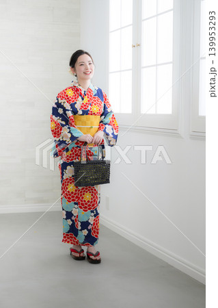 浴衣で鞄を持ってお出かけする和装の女性のアパレルイメージ全身 浴衣で鞄を持ってお出かけする和装の女性のアパレルイメージ全身 139953293