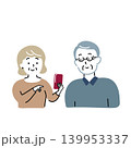 楽しみながらスマホを使うシニア夫婦のイラスト素材 139953337