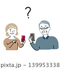悩みながらスマホを使うシニア夫婦 139953338