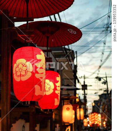 祇園祭の赤提灯 写真 Kyoto festival lanterns 139953352