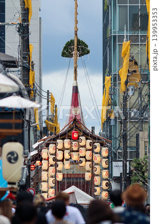 祇園祭の山鉾と人混み 写真 Kyoto festival float 139953353
