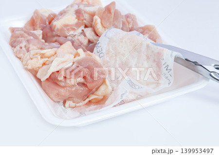 食品パックの生肉から染み出る血や水分を吸収するドリップシート 食品パックの生肉から染み出る血や水分を吸収するドリップシート 139953497