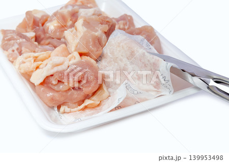 食品パックの生肉から染み出る血や水分を吸収するドリップシート 食品パックの生肉から染み出る血や水分を吸収するドリップシート 139953498