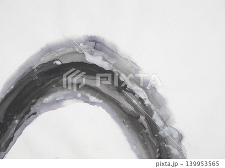 左下から弧を描く墨と銀の抽象水彩が流れる白和紙の和モダン背景 139953565
