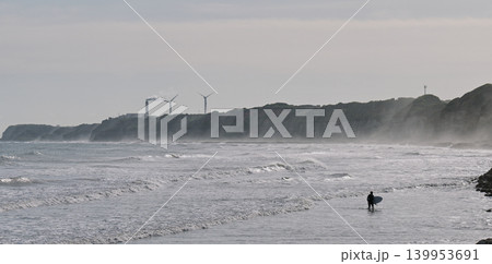 霧に包まれた屏風ヶ浦海岸とサーファー 霧に包まれた屏風ヶ浦海岸とサーファー 139953691