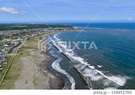 千葉県・九十九里海岸と離岸堤が連なる海岸線の空撮パノラマ 139953700