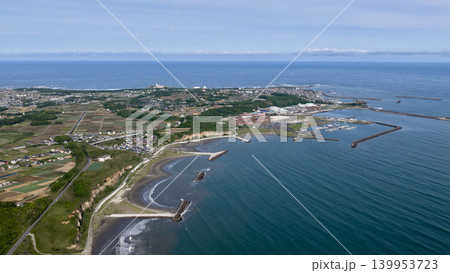 千葉県銚子沿岸と漁港エリアを望む海岸空撮風景 139953723