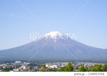 山梨県側からながめる雄大な富士山 139953768
