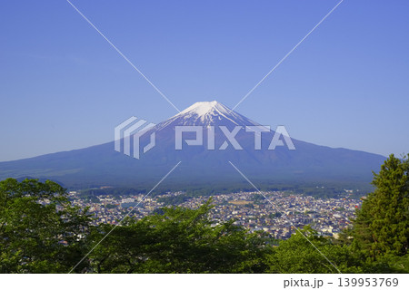 山梨県側からながめる雄大な富士山 山梨県側からながめる雄大な富士山 139953769