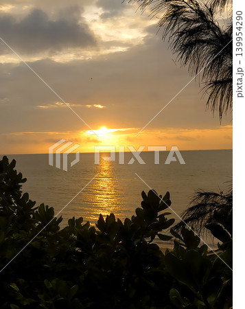 穏やかな波と夕焼け空の絶景風景 穏やかな波と夕焼け空の絶景風景 139954290