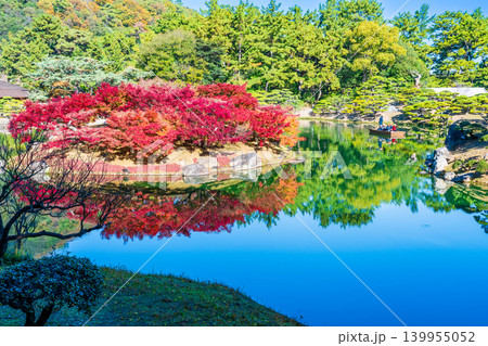 【特別名勝】栗林公園 晩秋の風景 南湖と和船5 香川県高松市 【特別名勝】栗林公園 晩秋の風景 南湖と和船5 香川県高松市 139955052