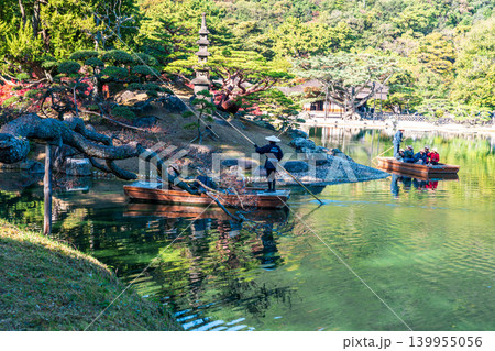 【特別名勝】栗林公園　晩秋の風景　南湖を行き交う和船と天女嶋1　香川県高松市 139955056