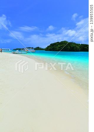 【沖縄県】晴天の川平湾の浜辺(石垣島) 【沖縄県】晴天の川平湾の浜辺(石垣島) 139955505