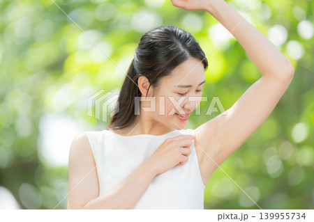 新緑　女性　ビューティー　脇 139955734