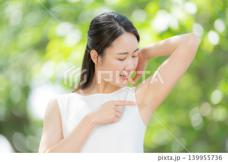 新緑　女性　ビューティー　脇 139955736