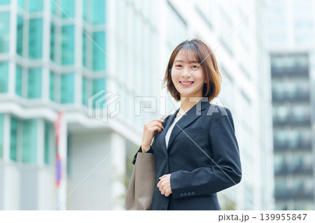 ビジネス　女性　屋外 139955847