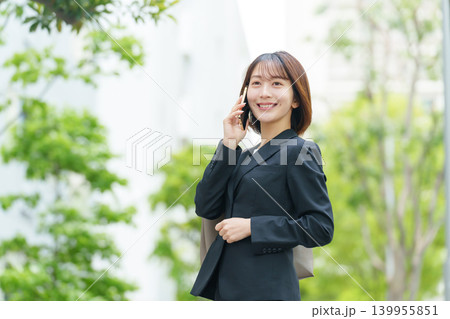 ビジネス 女性 屋外 通話 ビジネス 女性 屋外 通話 139955851