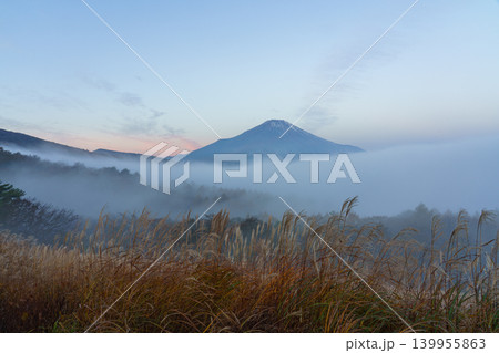 山中湖近くのパノラマ台から見た朝霧に包まれた富士山 山中湖近くのパノラマ台から見た朝霧に包まれた富士山 139955863