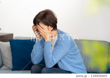 落ち込む女性 絶望 落ち込む女性 絶望 139956005