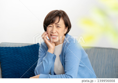 歯痛　女性　顎 139956008