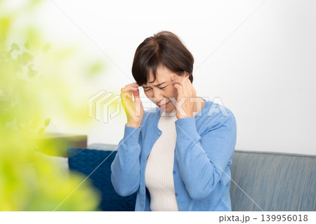 女性　頭痛 139956018