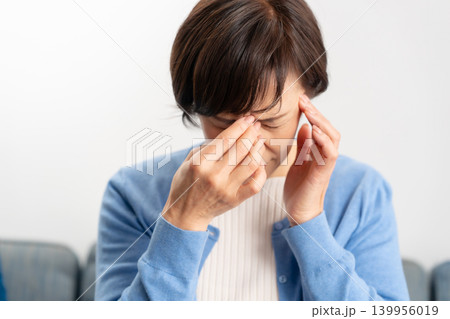女性 頭痛 女性 頭痛 139956019