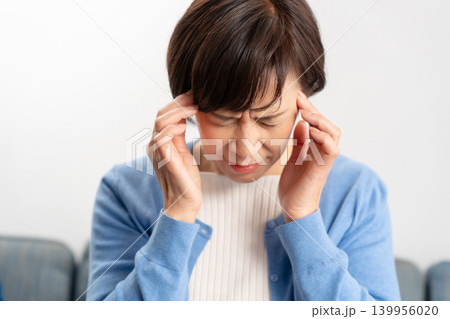 女性　頭痛 139956020
