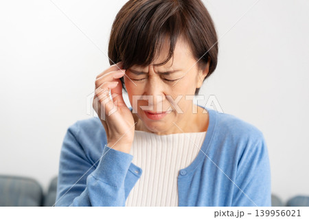 女性 頭痛 女性 頭痛 139956021