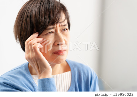 女性　頭痛 139956022