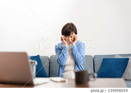 女性 頭痛 女性 頭痛 139956024