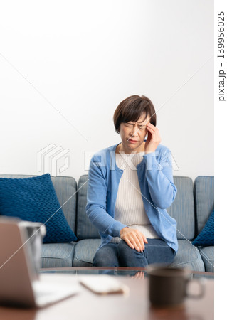 女性 頭痛 女性 頭痛 139956025