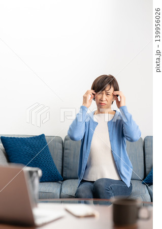 女性　頭痛 139956026