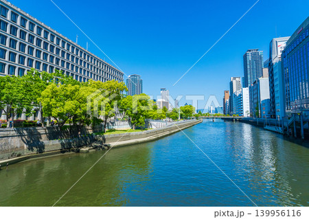 大阪市 土佐堀川と大阪市役所 川沿いのビル街 大阪市 土佐堀川と大阪市役所 川沿いのビル街 139956116