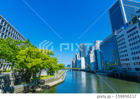 大阪市 土佐堀川と大阪市役所 川沿いのビル街 大阪市 土佐堀川と大阪市役所 川沿いのビル街 139956117