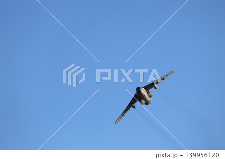 青空を旋回する自衛隊の輸送機 青空を旋回する自衛隊の輸送機 139956120