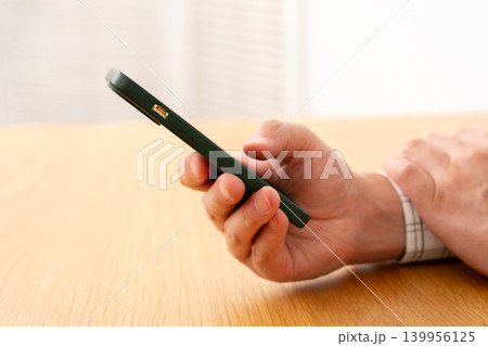 スマートフォンを操作する男性 スマートフォンを操作する男性 139956125