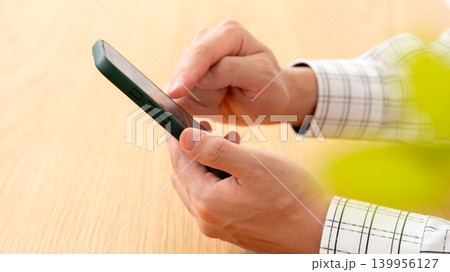 スマートフォンを操作する男性 スマートフォンを操作する男性 139956127